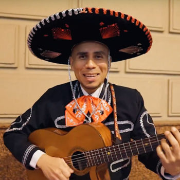 Syurpriz ot Meksikantsa s gitaroj i v kostyume 4.0