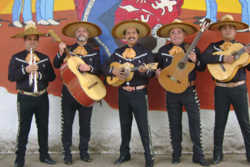 Syurpriz ot Meksikantsa s gitaroj i v kostyume na prazdnik 10 0